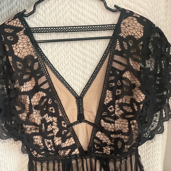 TOBI: NWT Black and Cream Flutter Sleeve Plunging Neckline Lace Mini Dress Small - Picture 7 of 7